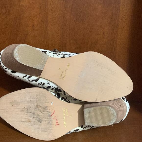 Very Volatile women’s leather Holstein pattern size 8 zipper ankle boots - Picture 9 of 11